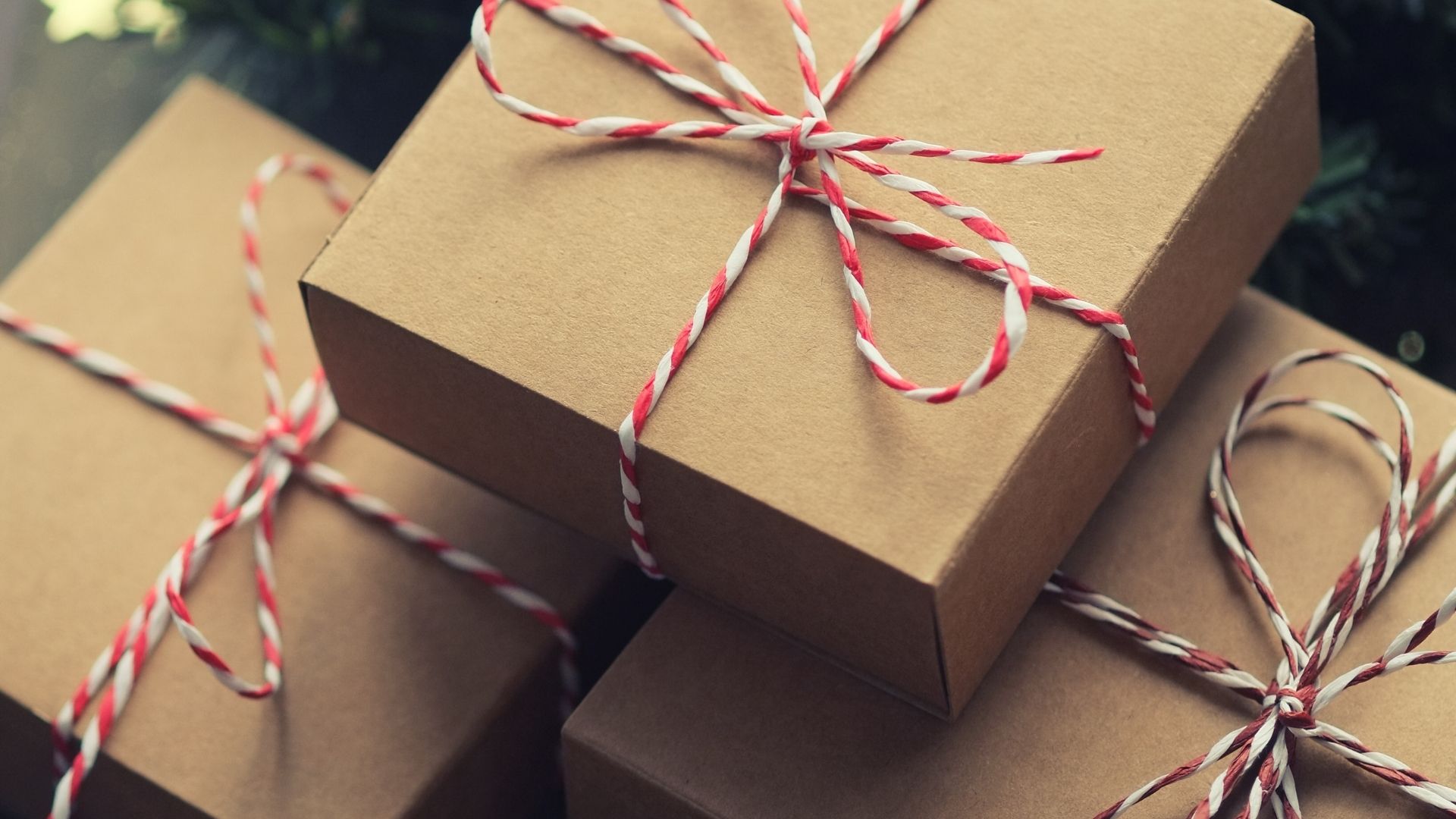 Julklapp med röda band.