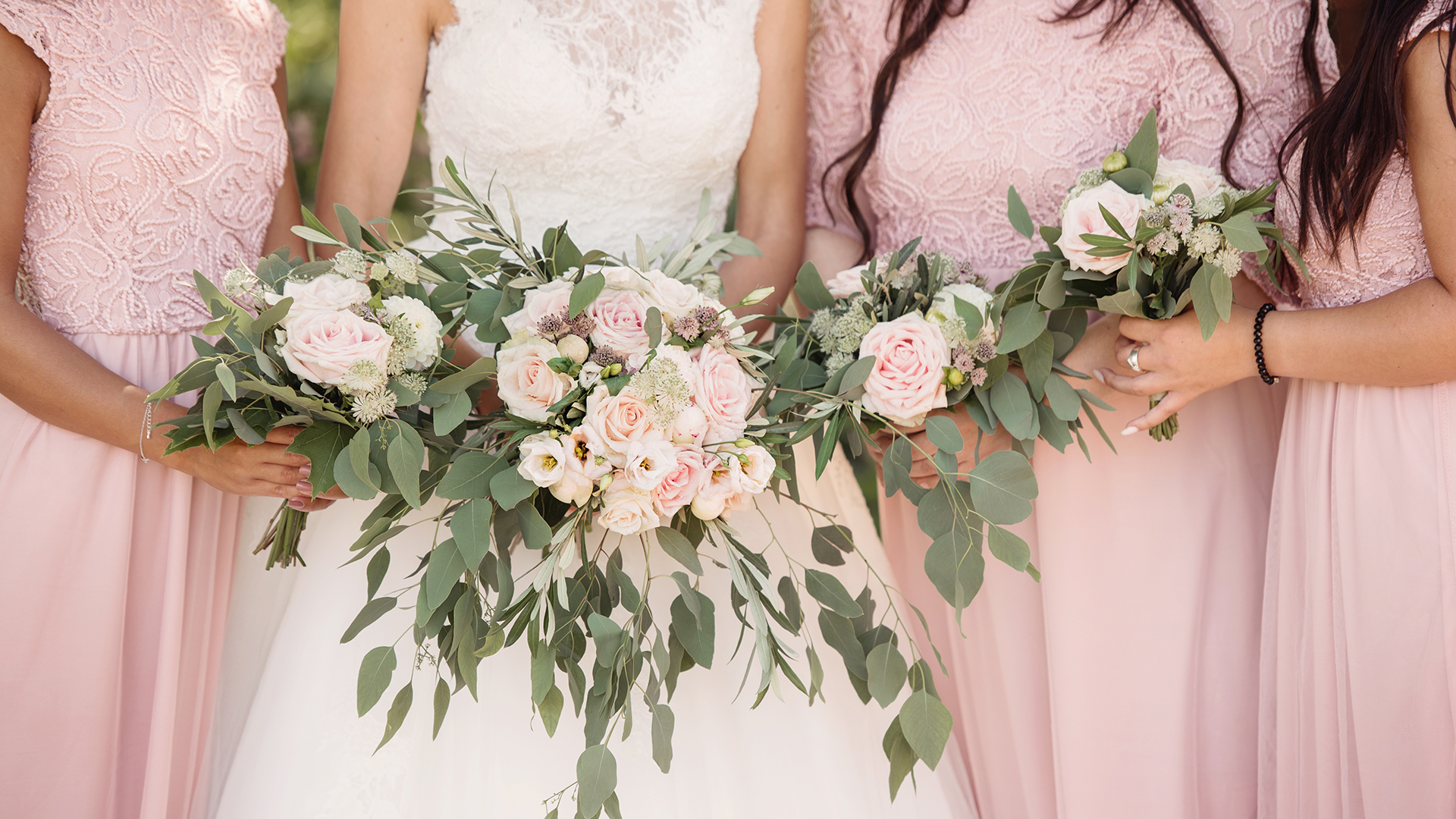 Brud med tärnor och brudbukett.