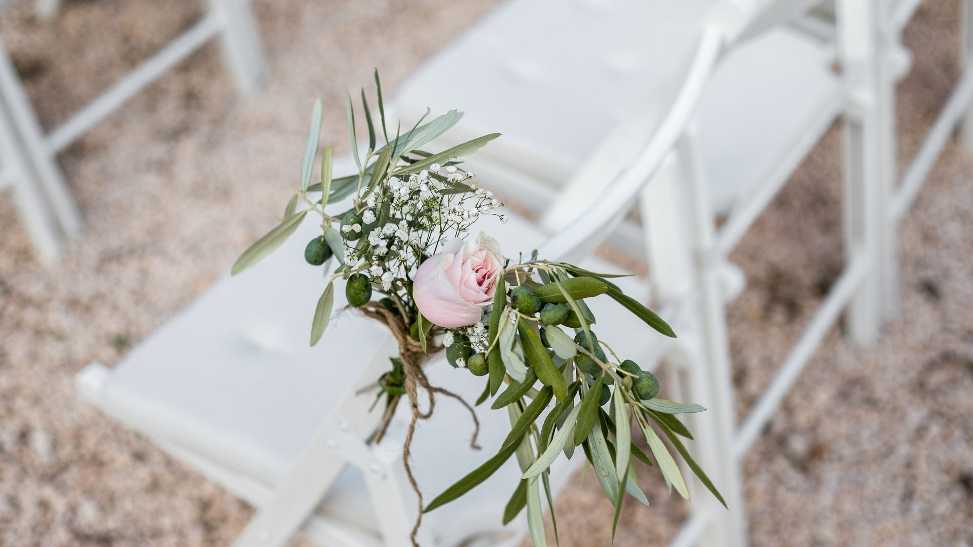 Stolar vid vigselplats.