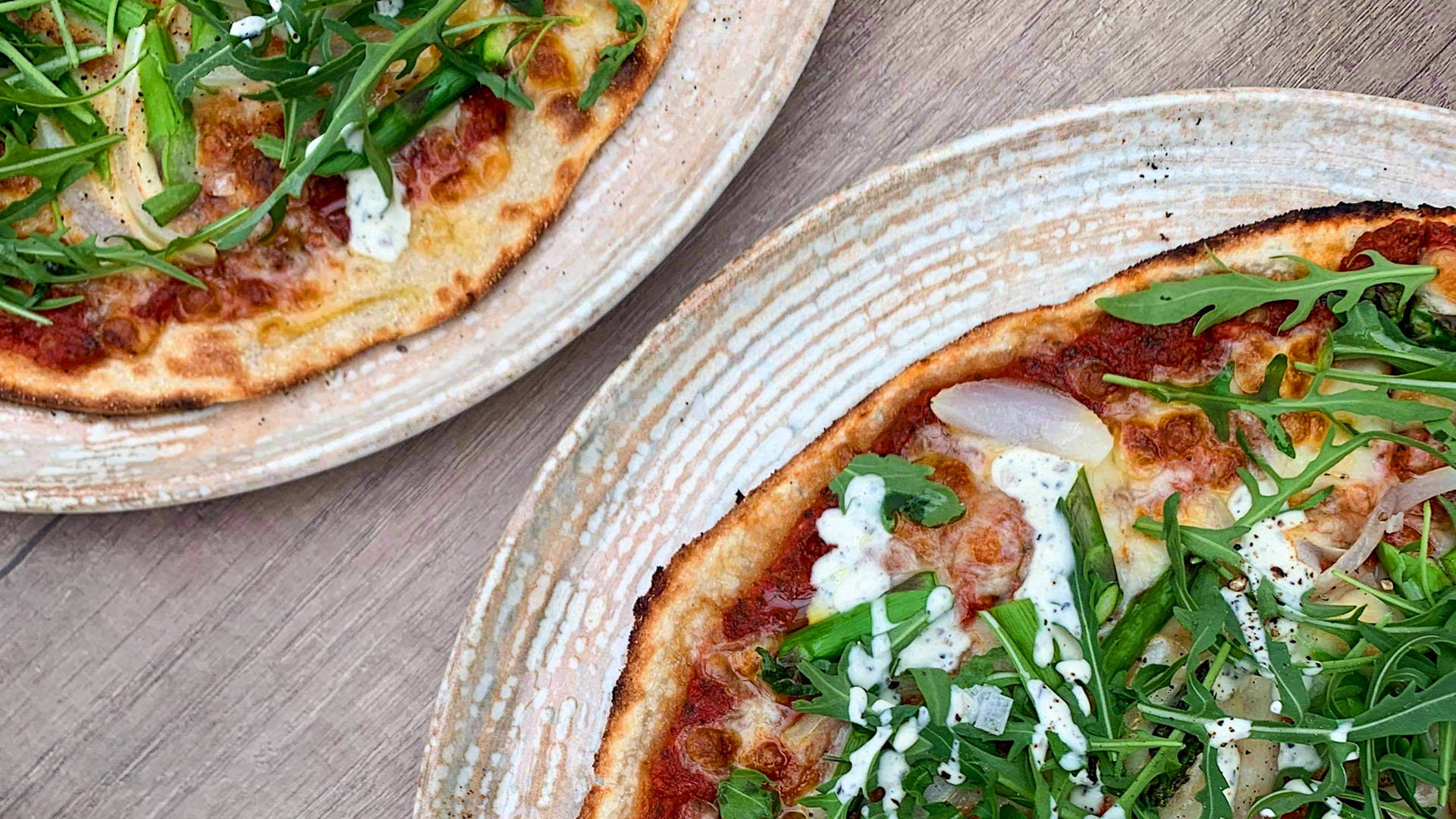 Kockar lägger upp mat på tallrik.